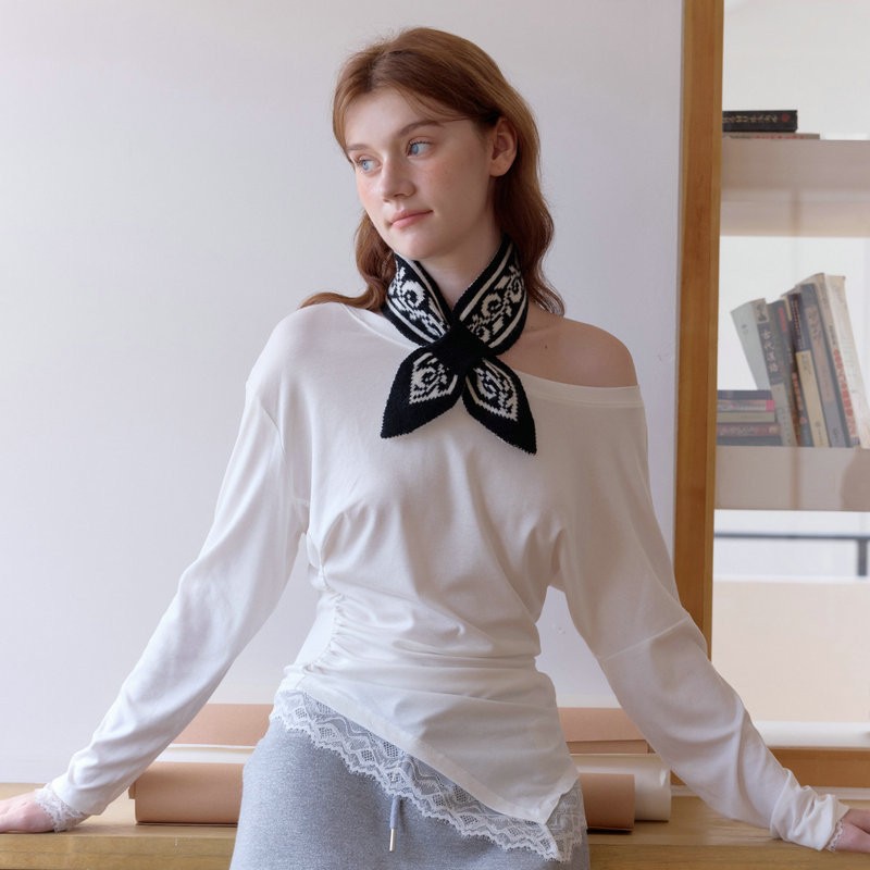 Perforated Jacquard Double-Sided Color Neck Warmer – Small Cozy Scarf for Women - Image 3