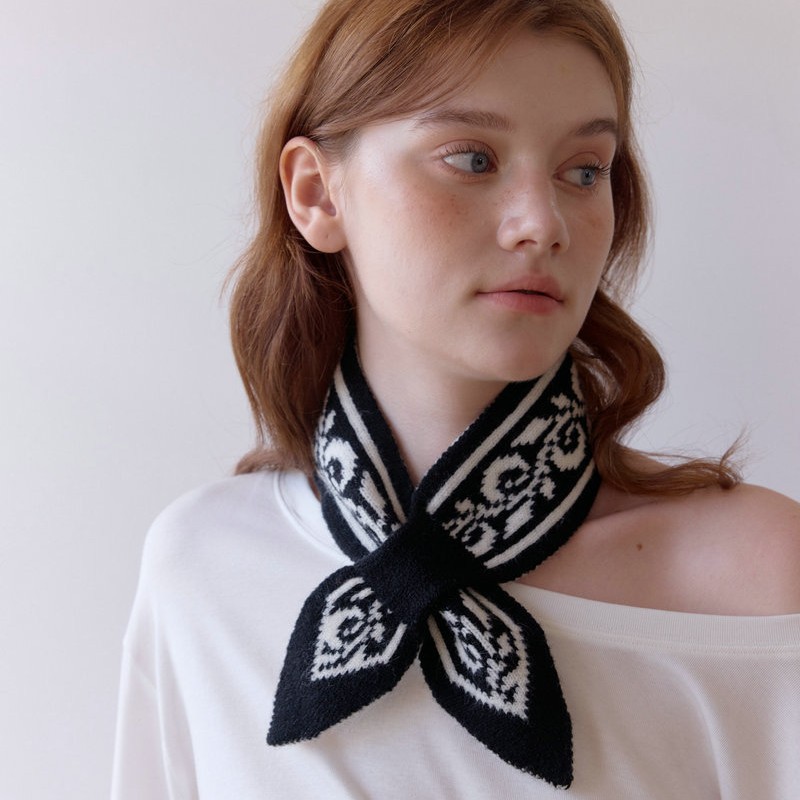 Perforated Jacquard Double-Sided Color Neck Warmer – Small Cozy Scarf for Women