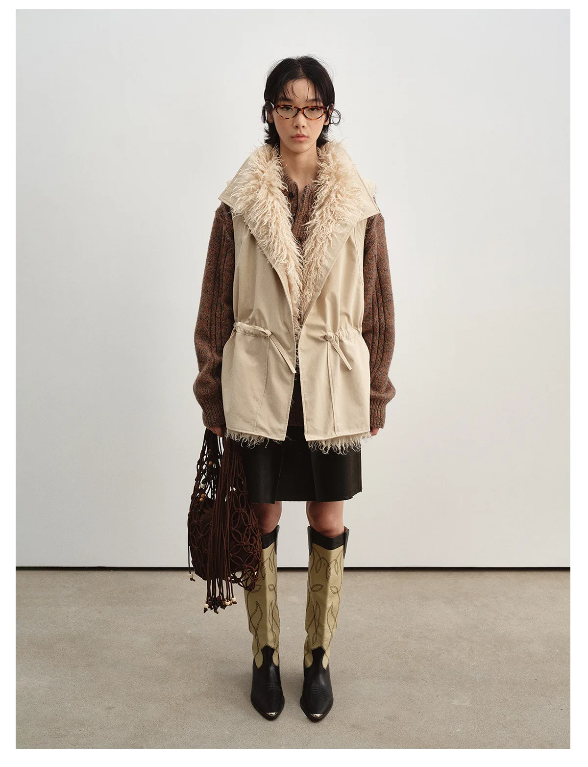 Women's Sleeveless Faux Fur Gilet, Drawstring Waist Lapel Collar Vest Jacket, Luxury Winter Outerwear - Image 3